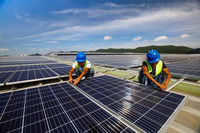 workers install solar power generation panels in Zhoushan, Zhejiang-China Daily(1).jpg