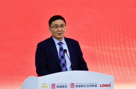 Zhong Baoshen, chairman of Longi Solar delivered a speech at the ceremony
