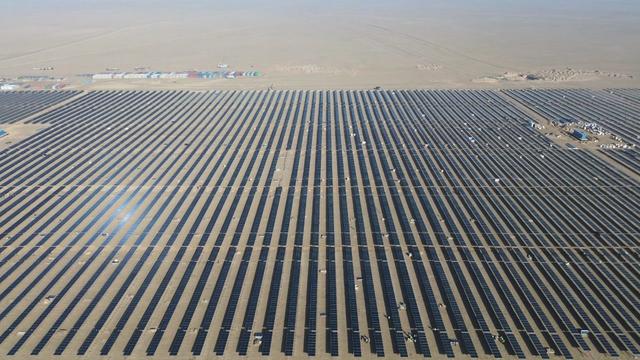 The 1 GW solar project in Uzbekistan developed by CEEC, with modules supplied by LONGi. Image: LONGi
