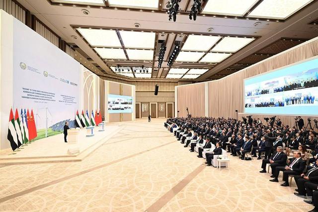 The ceremony celebrating the grid connection of the 400 MW solar project in Uzbekistan. Image: LONGi